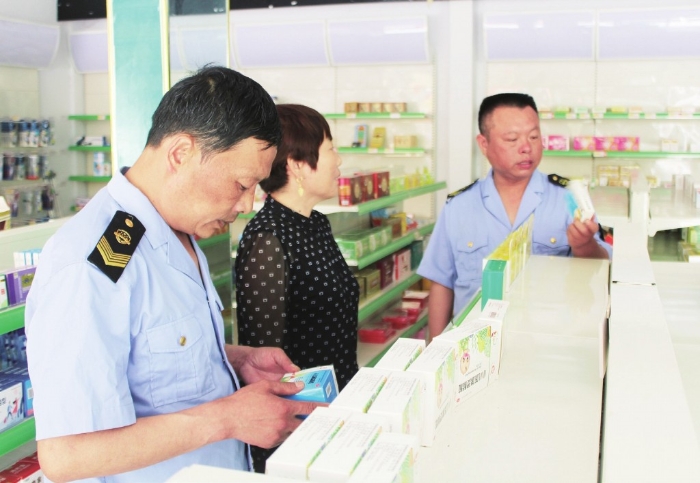 開封市尉氏縣市場監(jiān)管局執(zhí)法人員在一家零售藥店檢查