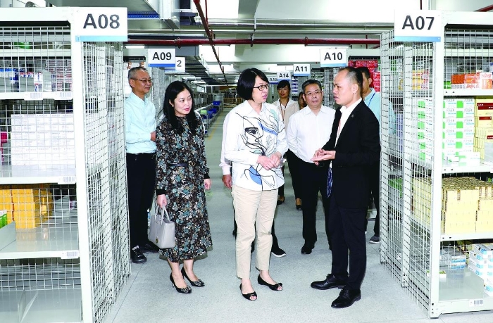 廣西壯族自治區(qū)藥監(jiān)局局長文東旭（中）帶領(lǐng)檢查組深入藥品批發(fā)企業(yè)儲存庫檢查。