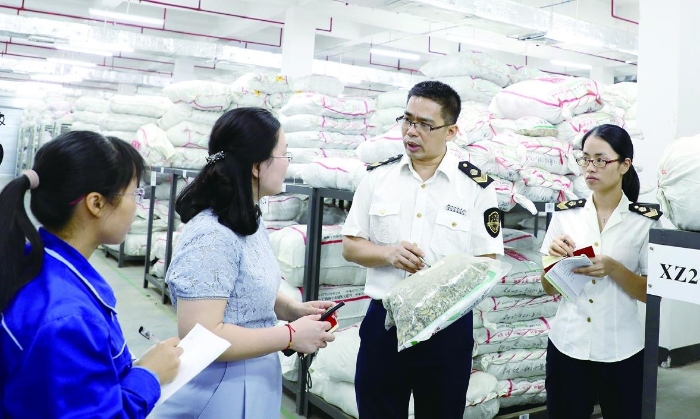 藥品生產(chǎn)監(jiān)管人員深入藥企開展中藥飲片質(zhì)量集中整治專項檢查。