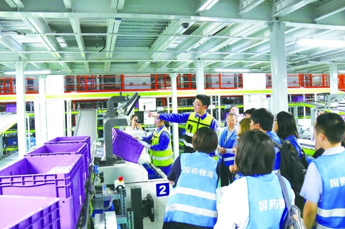 國家藥監(jiān)局于今年6月組織了“壯麗70年·奮斗新時代”媒體走基層活動，挖掘藥監(jiān)故事，記錄行業(yè)聲音，書寫時代新風貌。