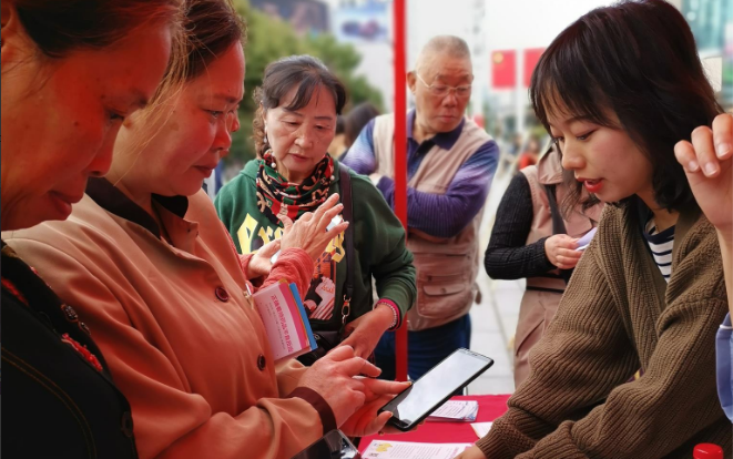 圖為市民踴躍掃碼關注藥品安全。（蒙水 攝）.png