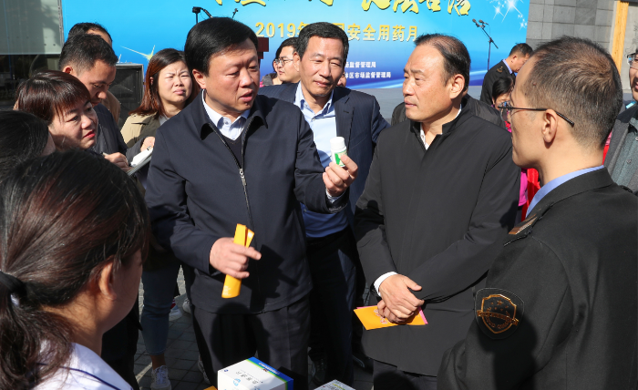 圖為參加活動的領(lǐng)導(dǎo)在現(xiàn)場視察。（趙光 攝）.j.png