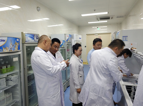 11月5日，醫(yī)療器械檢查員于使用單位檢查。新疆局供圖