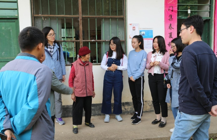 在武當(dāng)鎮(zhèn)崗上村進(jìn)行精準(zhǔn)扶貧專(zhuān)項(xiàng)調(diào)研并慰問(wèn)4戶(hù)貧困戶(hù)