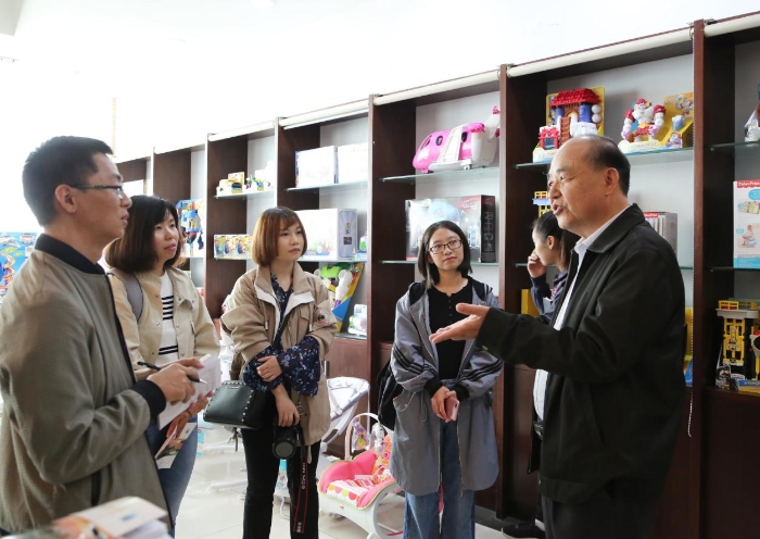 走訪(fǎng)龍南經(jīng)濟(jì)技術(shù)開(kāi)發(fā)區(qū)勤業(yè)科技、匯森家具等出口型代工企業(yè)了解龍南工業(yè)發(fā)展情況。