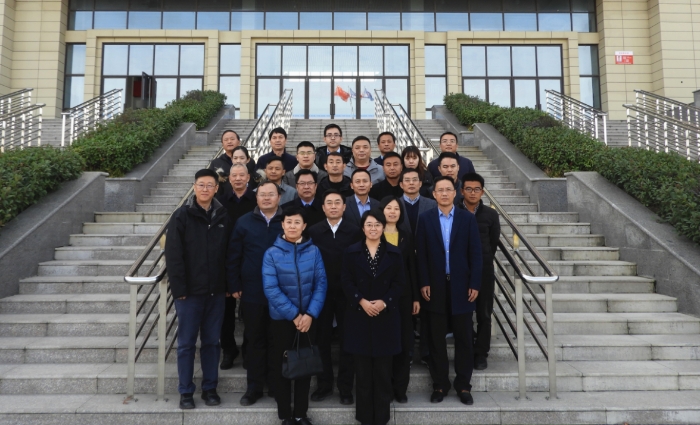 10 圖為國(guó)家藥典委員會(huì)一行與臨泉縣人民政府領(lǐng)導(dǎo)及相關(guān)部門(mén)、企業(yè)負(fù)責(zé)人合影留念。（記者 蔣守福 攝）.JPG