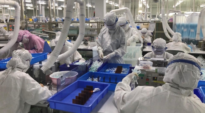 工作人員在組裝器械 工作人員在組裝器械