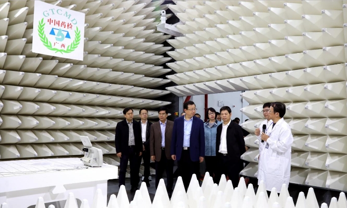 圖為廣西壯族自治區(qū)人民政府副主席李彬一行參觀廣西壯族自治區(qū)醫(yī)療器械檢測(cè)中心電磁兼容（EMC）檢測(cè)實(shí)驗(yàn)室。（程奇