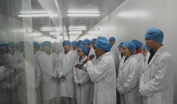 圖為參訓(xùn)學(xué)員參觀玉溪沃森生物技術(shù)有限公司生產(chǎn)車間。