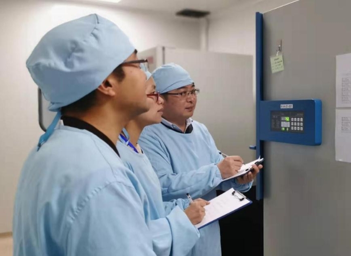 圖為派駐檢查員在疫苗生產(chǎn)企業(yè)檢查疫苗原液生產(chǎn)車間毒種庫（江蘇藥監(jiān)局供圖）