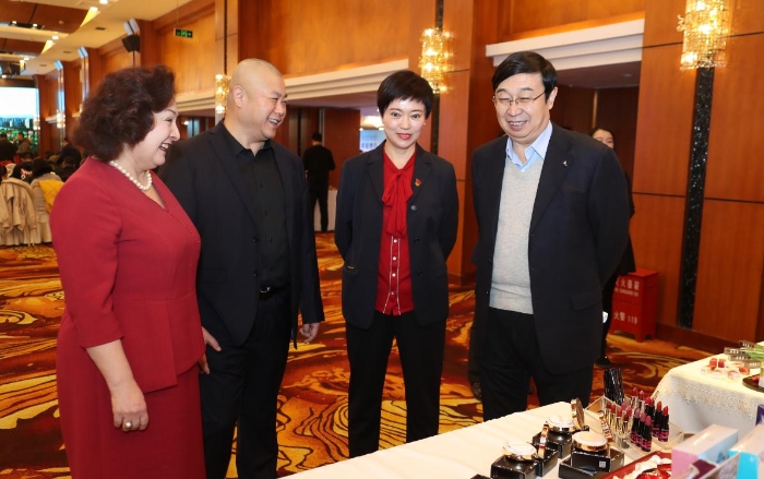 新疆維吾爾自治區(qū)藥品監(jiān)督管理局黨組成員、副局長馬明輝（右一）了解新疆化妝品企業(yè)的產(chǎn)品（馬少賓 攝）