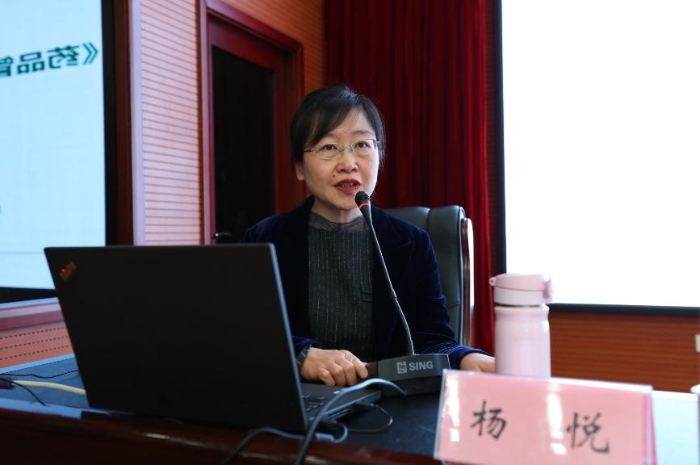 沈陽藥科大學(xué)教授楊悅在培訓(xùn)班上授課。（馬少賓 攝）