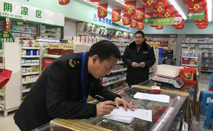 圖為市場(chǎng)監(jiān)管執(zhí)法人員在貴州一樹(shù)民生藥業(yè)連鎖有限公司銅仁市火車(chē)站分店進(jìn)行安全檢查。