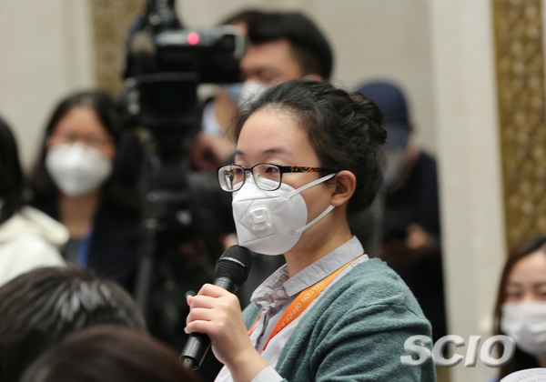 北京青年報(bào)記者提問(wèn)（焦非 攝）