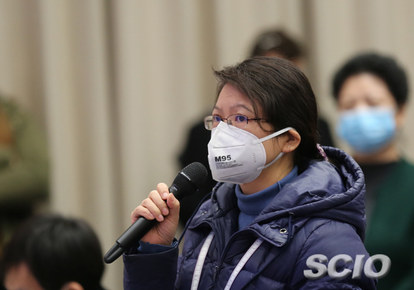 澎湃新聞?dòng)浾咛釂?wèn)（焦非 攝）