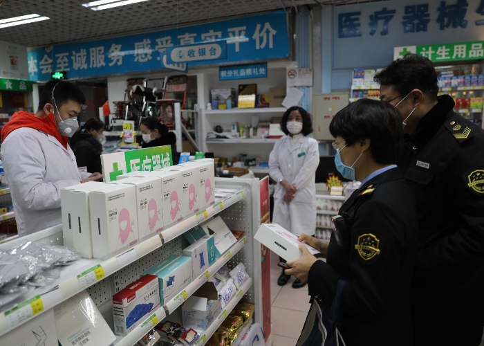 朝陽區(qū)局執(zhí)法人員對團結(jié)湖一家藥店的防護用品進行檢查。