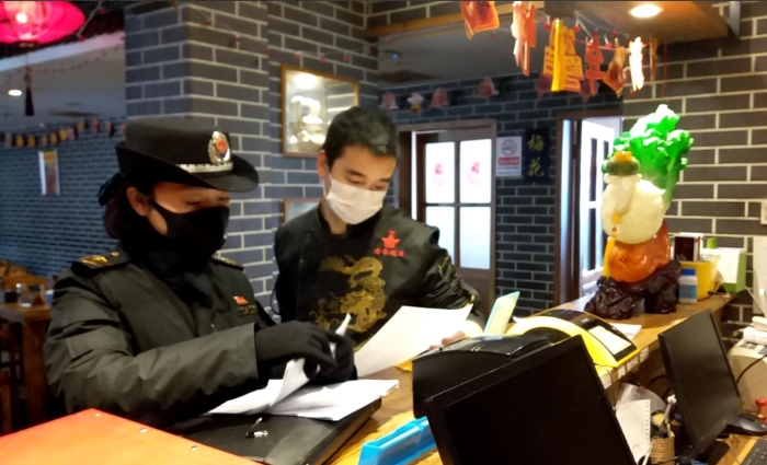 三里屯食藥所檢查轄區(qū)餐飲企業(yè)。