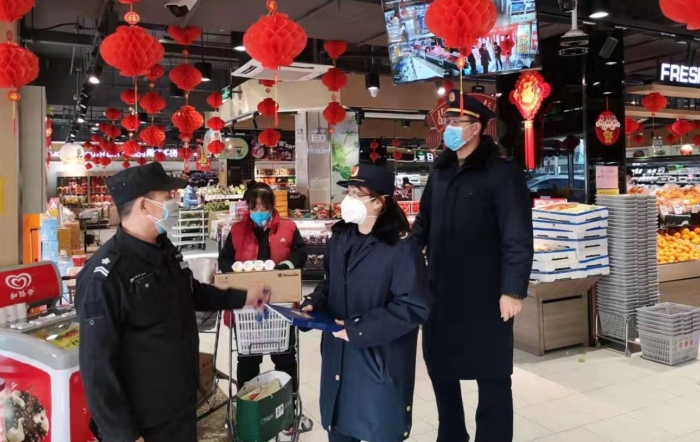 安貞工商所對超市進行檢查，維護市場經(jīng)營秩序。