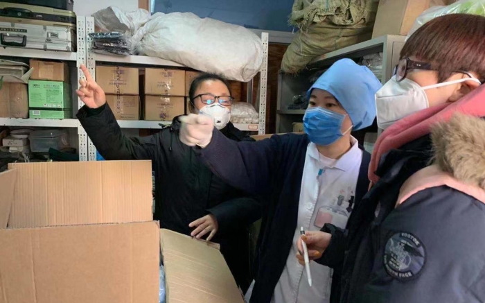 朝陽區(qū)局執(zhí)法人員對醫(yī)用防護物資進行現(xiàn)場核查。
