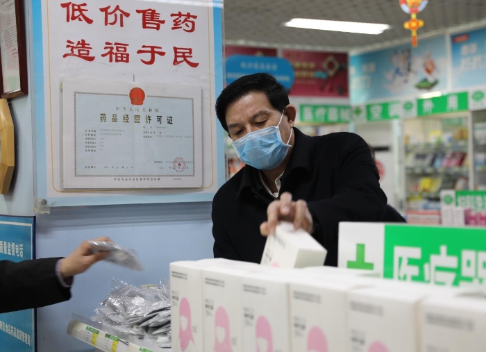朝陽區(qū)局黨委書記、局長劉立新檢查藥店防疫用品價格及供應(yīng)情況。