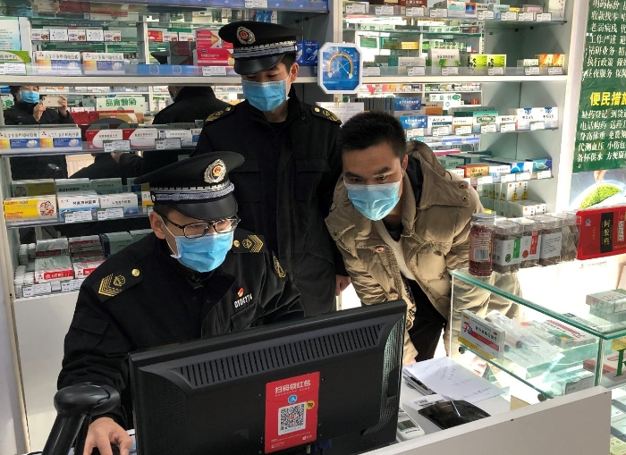 奧運村食藥所檢查口罩進銷記錄。