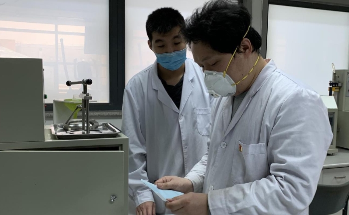 圖為醫(yī)用外科口罩測試樣品制備。（中國食品藥品網(wǎng)記者楊菲 攝）