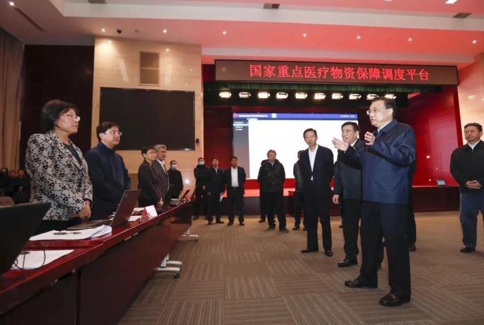 李克強來到國家重點醫(yī)療物資保障調(diào)度平臺現(xiàn)場督辦