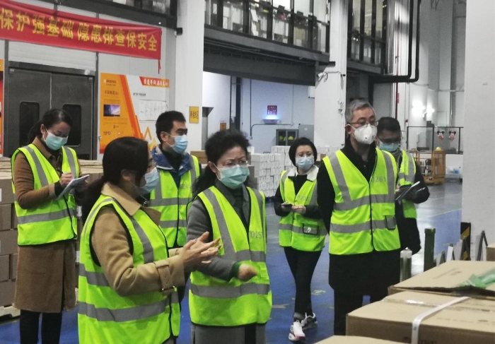 圖為檢查組在華潤集團(tuán)廣東醫(yī)藥有限公司物流中心現(xiàn)場檢查。