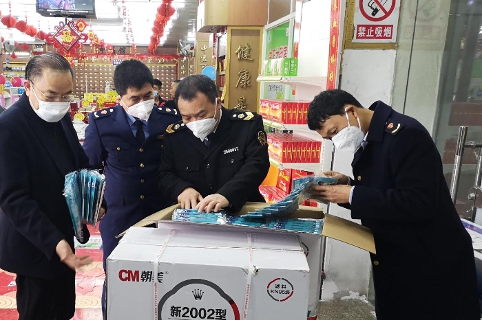 福建省藥品監(jiān)管人員對(duì)藥企藥店進(jìn)行不間斷巡查檢查