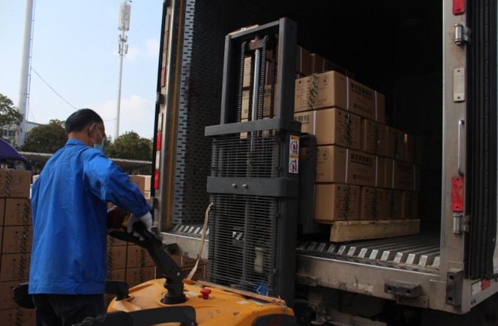 工作人員正在運(yùn)送藥品