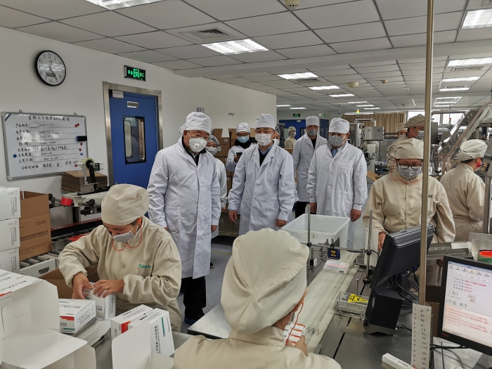 北京市藥監(jiān)局和原北京市食品藥品監(jiān)管局經(jīng)濟(jì)技術(shù)開發(fā)區(qū)分局組成督導(dǎo)組，到企業(yè)進(jìn)行督導(dǎo)檢查。（開發(fā)區(qū)分局供圖）