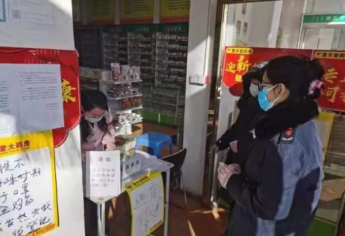 圖為包頭市昆都侖區(qū)市場監(jiān)管局執(zhí)法人員在一家藥店檢查。（昆都侖區(qū)市場監(jiān)管局供圖）