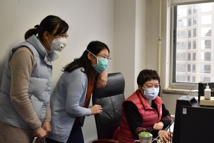 正在工作中的馬玉楠部長、劉宗英老師與劉麗鶴。