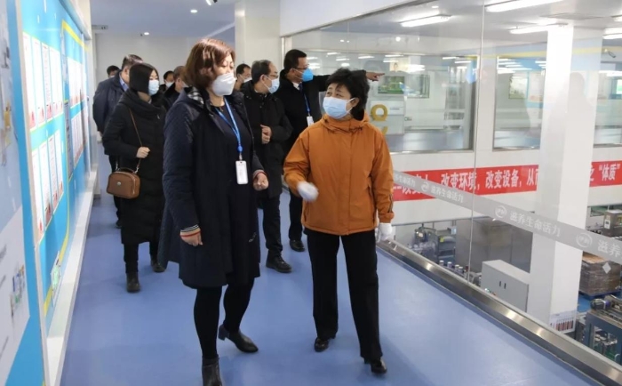 內(nèi)蒙古自治區(qū)市場監(jiān)管局黨組書記陳潔一行調(diào)研金海伊利乳業(yè)有限責(zé)任公司疫情防控和企業(yè)生產(chǎn)情況。自治區(qū)市場監(jiān)管局供圖