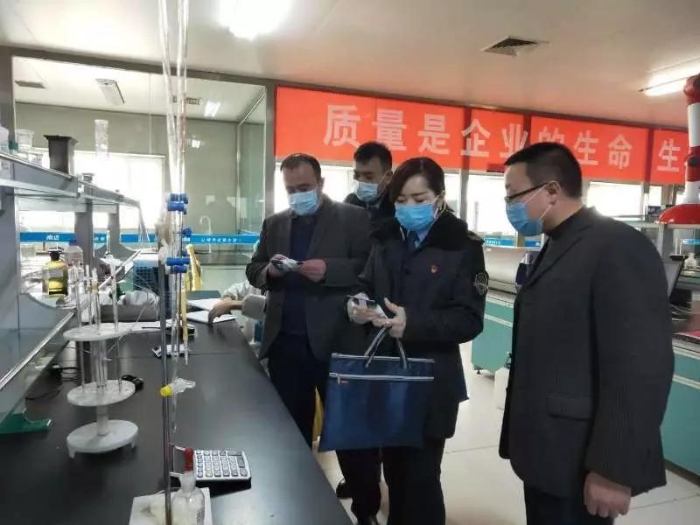 圖為喀什地區(qū)市場監(jiān)管局執(zhí)法人員正在檢查一家食品生產(chǎn)企業(yè)。（趙雅琴 攝）