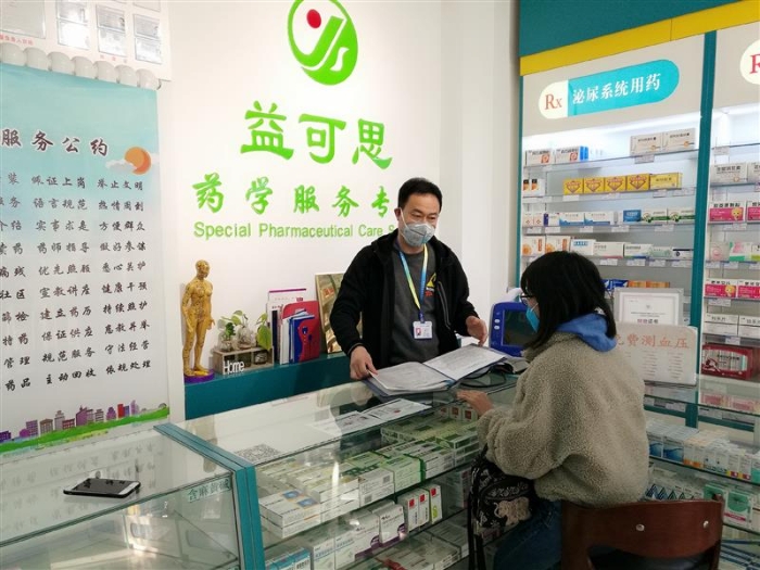 張永貴堅(jiān)守在藥店一線。