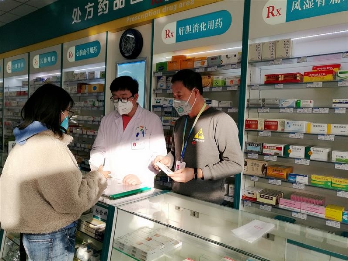 　張永貴堅(jiān)守在藥店一線。