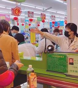 陸萍在指導(dǎo)顧客有序購買防護(hù)用品。