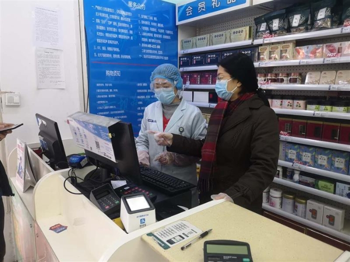 侯惠鳴指導(dǎo)店員做好購銷記錄。2