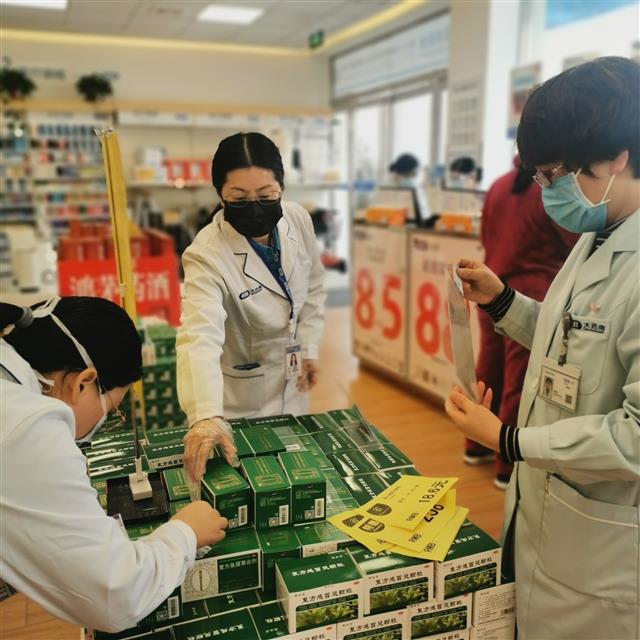 侯惠鳴檢查熱銷藥品。