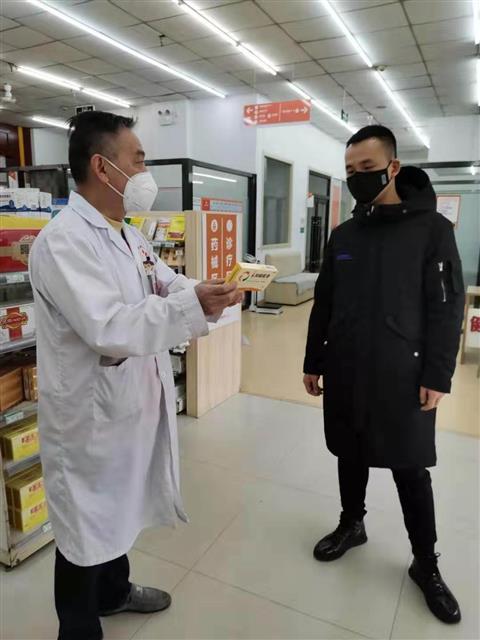 謝東杰在為顧客介紹藥品安全知識(shí)。