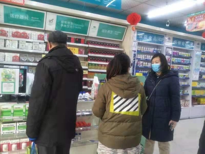 　李洋為慢病患者提供咨詢服務(wù)。