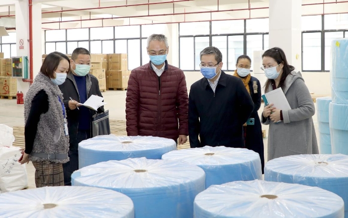 圖為監(jiān)管人員深入企業(yè)了解防控用品生產物資儲備情況。程奇攝