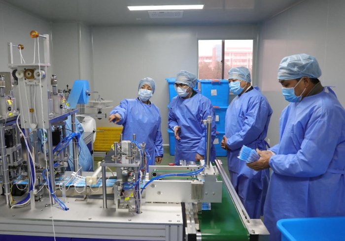 監(jiān)管人員現場檢查指導企業(yè)開展醫(yī)用口罩生產。程奇攝