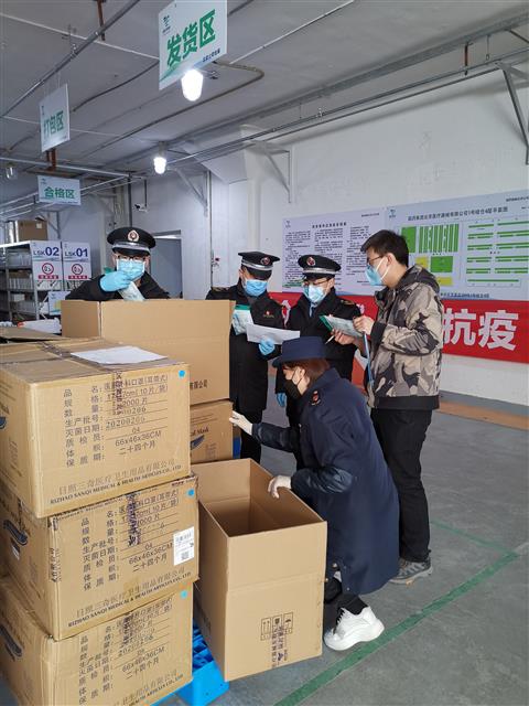 圖為該局執(zhí)法人員在檢查抗疫產(chǎn)品。