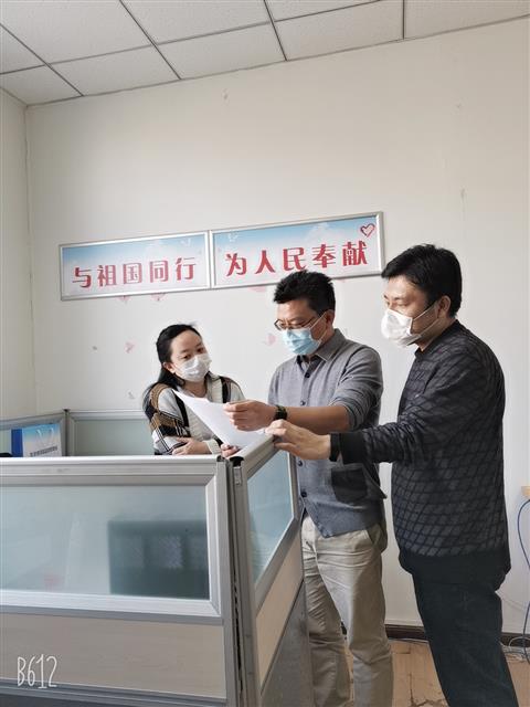 圖為該局工作人員在討論相關(guān)抗疫事宜。