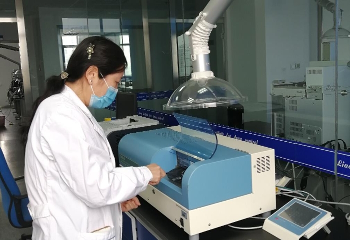 圖為化妝品檢驗人員在進行檢驗。（遼寧省藥檢院供圖）