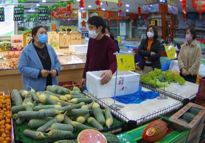 圖為張建新（左一）在工作中。