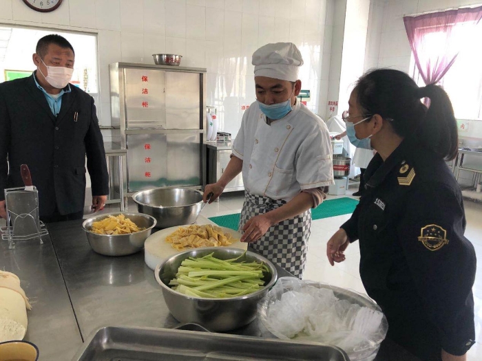 內(nèi)蒙古西烏旗市場監(jiān)督管理局聯(lián)合開展養(yǎng)老機構食品安全專項檢查