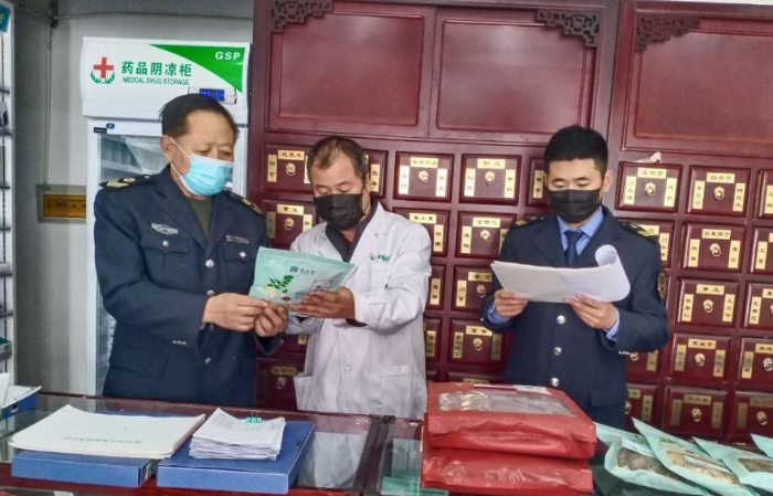 科左后旗市場監(jiān)督管理局監(jiān)管人員檢查藥店中藥飲片銷售情況?？谱蠛笃焓袌霰O(jiān)督管理局供圖